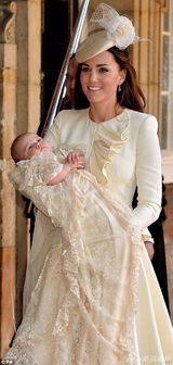 组图：乔治王子洗礼大眼浑圆 威廉凯特喜笑颜开