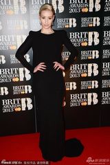 组图：嘻哈说唱歌手Iggy Azalea裸背性感