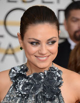 组图：米拉-库妮斯灰色亮片礼服闪耀亮相红毯