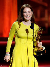 组图：朱丽安-摩尔获迷你剧最佳女主角 刘玉玲颁奖