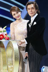 组图：柳岩跨年主持优雅 性感变身舞娘火爆