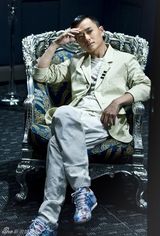 组图：吴健拍文艺写真 睿智男人显熟男风范