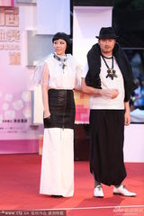 组图：JS组合黑白装亮相 风格冷酷诡异