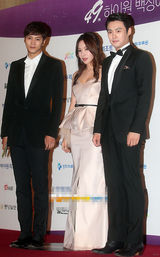 组图：金雅中妩媚长裙现身 吴尚真朱元护花