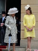 组图：凯特王妃鹅黄套裙亮相 与婆婆亲密交谈