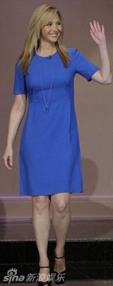 组图：《老友记》菲比录节目蓝裙清爽 便衣出行似路人