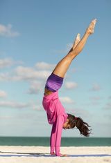 高清组图：《吸血鬼日记》女主角妮娜活力写真