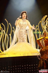 组图：徐小凤演唱会秀招牌纤腰 郑秀文同台献唱