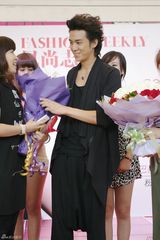 组图：陈楚河帅气亮相时尚活动粉丝热情