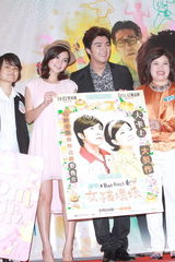 组图：Ella获男粉丝送钻戒 首度搭档贺军翔