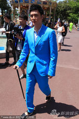 组图：冯绍峰带伤拄拐似绅士 悠闲坐观光车逛沙滩