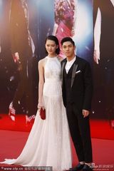 组图：廖子妤透明白裙美腿朦胧 关楚耀身高输人