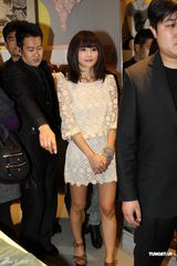 组图：阿Sa清秀出席发布会 笑容满面避提感情问题