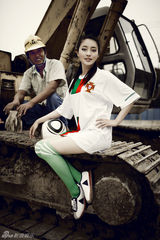 幻灯图：甘婷婷纪实风格写真 玩转世界杯