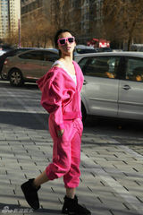 组图：苏青曝个性休闲街拍 秋日粉红STYLE