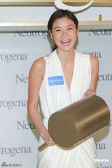 组图：乐基儿白裙金鞋代言美白产品 露俏皮笑容 