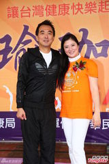 组图：《痞子英雄2》将拍 蔡岳勋陪老婆练瑜伽