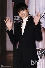 组图：李敏镐红装宣传《继承者》 主创华丽齐聚