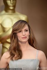 组图：詹尼佛-加纳银色流苏礼服紧身秀身材