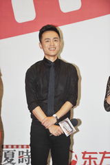 组图：《同桌》林更新肩扛周冬雨 喝交杯啤酒