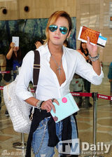 组图：张根硕赴日 扎马尾穿破洞裤装扮个性