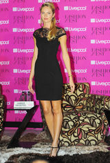 组图：超模坎蒂丝墨西哥走秀 蕾丝黑裙走光