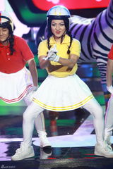 组图：百变五侠模仿五娃 仿真峰章恋舞台牵手