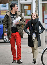 组图：艾玛-沃特森和神秘新男友约会喜笑颜开