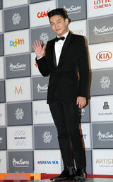 组图：釜山电影节开幕 刘亚仁面带微笑亮相