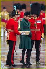 组图：凯特王妃怀孕见肚 亲自弯腰拔鞋跟