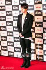 组图：ukiss东浩等出席新剧《Holy Land》发布会