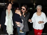 组图:米兰达与母亲祖母拍写真祖孙三代美人胚子