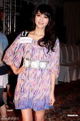 幻灯图：诸葛梓歧白色洋装清凉看秀 官恩娜将出书