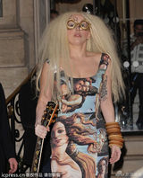 组图：Gaga怪人眼镜爆炸头抢镜 秀名画印花裙