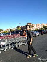 组图：李小璐贾乃亮携女美国度假 奢华房车曝光