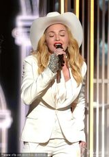 组图：麦克默获奖 与麦当娜等合作激情献唱