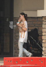 组图：张靓颖潘辰会友逛街 穿姐妹装吃冰激凌