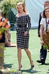 组图：妮可短裙现身新片记者会别样性感