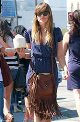 高清图：奥利维亚-王尔德街拍 波点裙搭流苏包