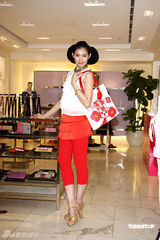 高清图：王心凌短裙走秀 大摆可爱姿势展青春活力