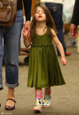 高清图：苏瑞陪母亲选平安夜鲜花 穿雨鞋挤眉弄眼