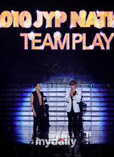 组图：JYP开唱Rain与师父同台 WG与2PM等齐聚一堂
