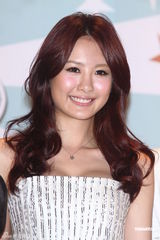 组图：天心黑色深V礼服性感出席记者会