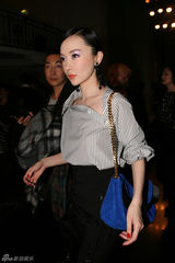 组图：霍思燕简约装扮巴黎看秀 称秀场承载惊喜