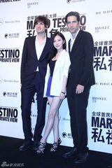 组图：熊乃瑾亮相时尚摄影展 拼色装扮简洁干练