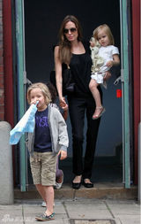 组图：朱莉单手抱女展辣妈本色 皮特休闲装帅气