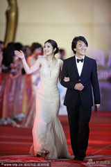 组图：杨千嬅挽郑伊健 美艳女神范被大笑破功