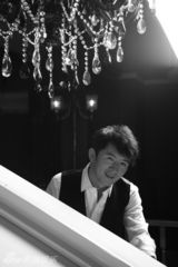 组图：郭家铭拍黑白色系写真 喜怒哀乐尽享生活韵律