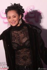 组图：星美千易周年庆典 宁静脱外套秀双峰