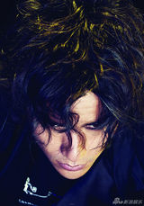 组图：陈坤再登杂志封面 玩转视觉系造型百变